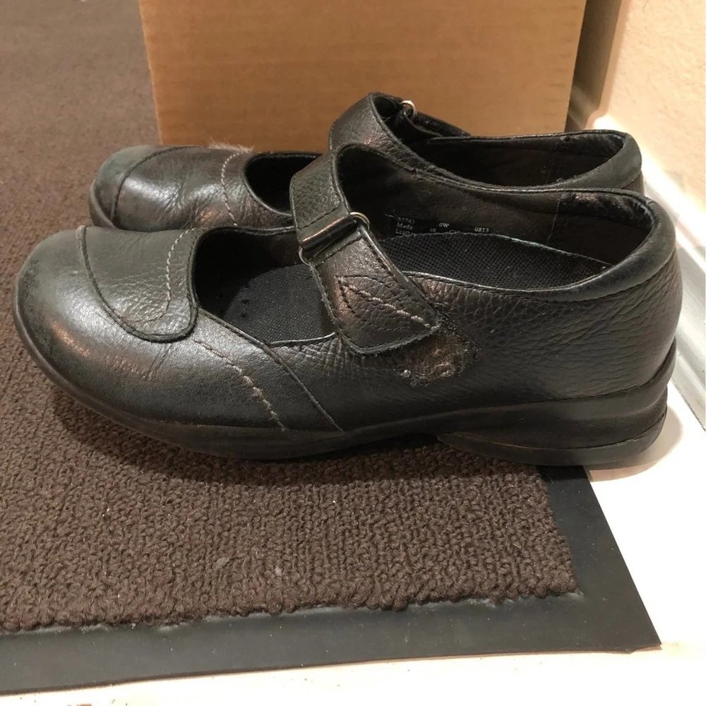6 W USED clarks in-motion flex womens black mary jane with velcro straps